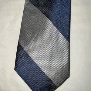 Chaps Men’s Hilltop Check Neck Tie.  Primary Colors are Navy and Silver.  NWT.
